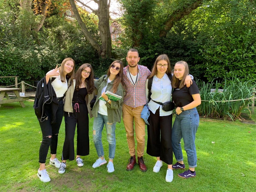 Лиза вместе с другими студентами лондонской школы St Giles Highgate