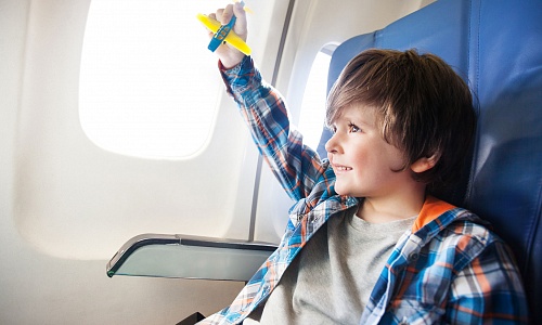 За границу без родителей: самостоятельный перелет ребенка и услуга сопровождения в самолете 